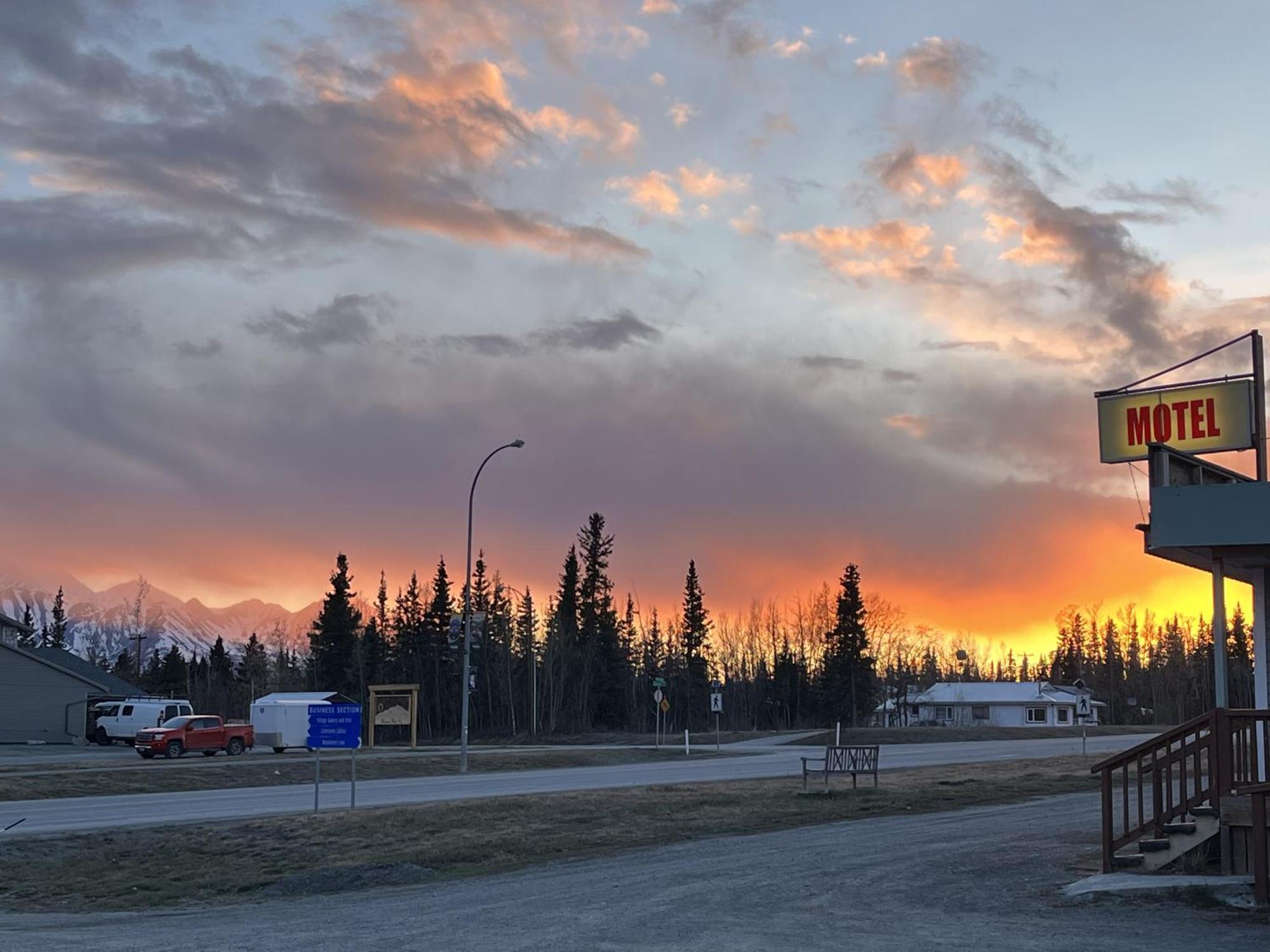 Kluane Park Inn Гейнс-Джанкшен Екстер'єр фото