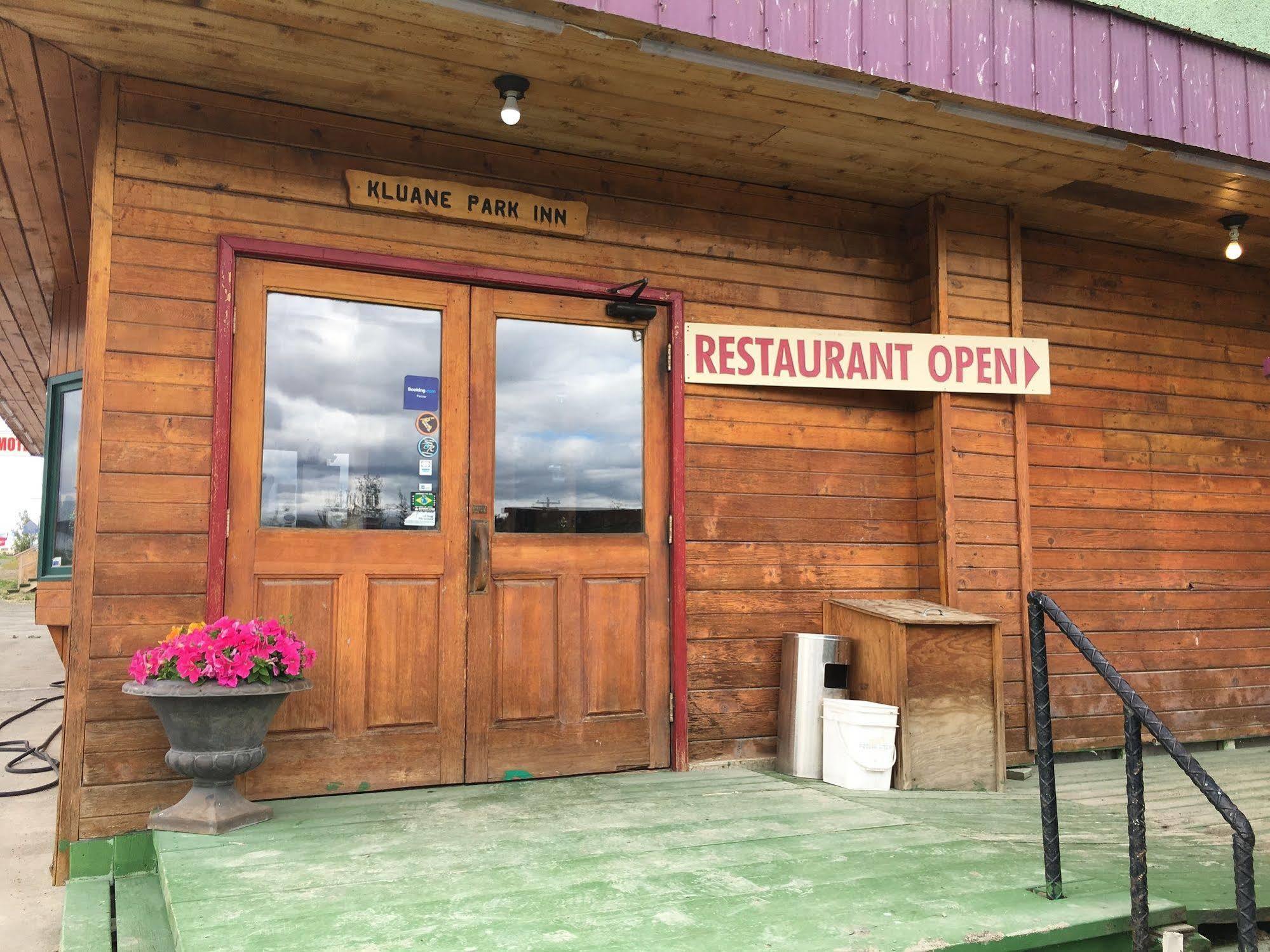 Kluane Park Inn Гейнс-Джанкшен Екстер'єр фото