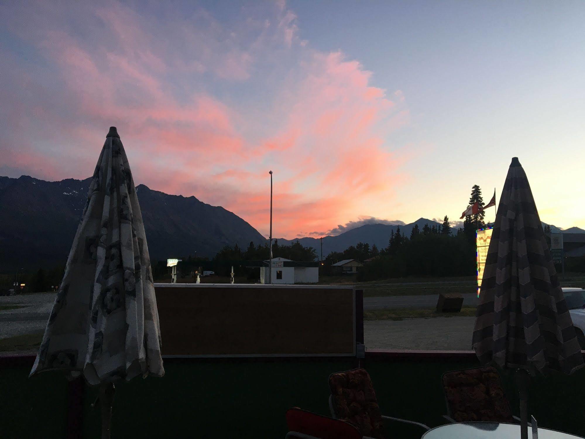 Kluane Park Inn Гейнс-Джанкшен Екстер'єр фото